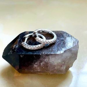 🤍 BNIB Stella & Dot Reversible Huggies Earrings in Silver 🤍